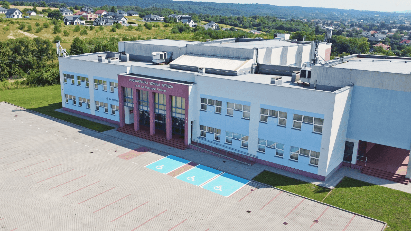 Studenci rozmawiający na korytarzu uczelni